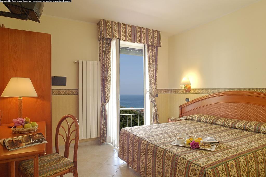 Hotel Casella Pietra Ligure Phòng bức ảnh